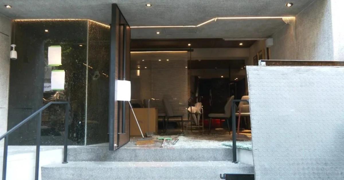 台北某餐廳凌晨被砸店！鏡報：疑跟量趨科技創辦人泰達幣糾紛有關台北知名餐廳凌晨遭 5 名黑衣人砸店潑漆，主嫌情侶落網。事件疑與量趨科技 8 萬顆 USDT 侵占糾紛相關，警方正追查幕後指使並擴大偵辦。