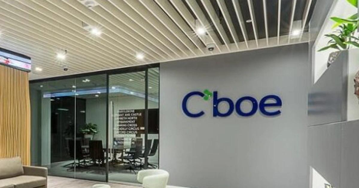 傳金版永續合約？Cboe預計12/15推出比特幣、以太幣10年期連續期貨Cboe 宣布預計 12 月 15 日推出比特幣、以太幣「連續期貨」（PBT、PET），提供受監管的 10 年期永續型曝險。此舉旨在滿足機構長期投資需求，並將加密貨幣衍生品本土化。