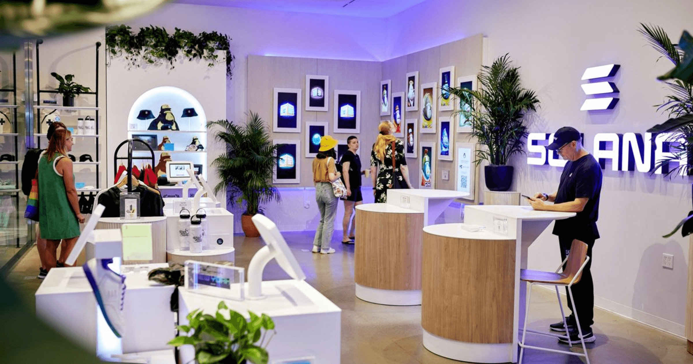 2022 年夏天，由 Solana 基金會支持的 Solana Spaces 企劃，在美國紐約、邁阿密開設了實體門市。然而，在經營將近 7 個月之時，竟突然宣布即將關門大吉。7個月就倒了！Solana兩家實體店即將關門，創辦人透露開店甘苦談