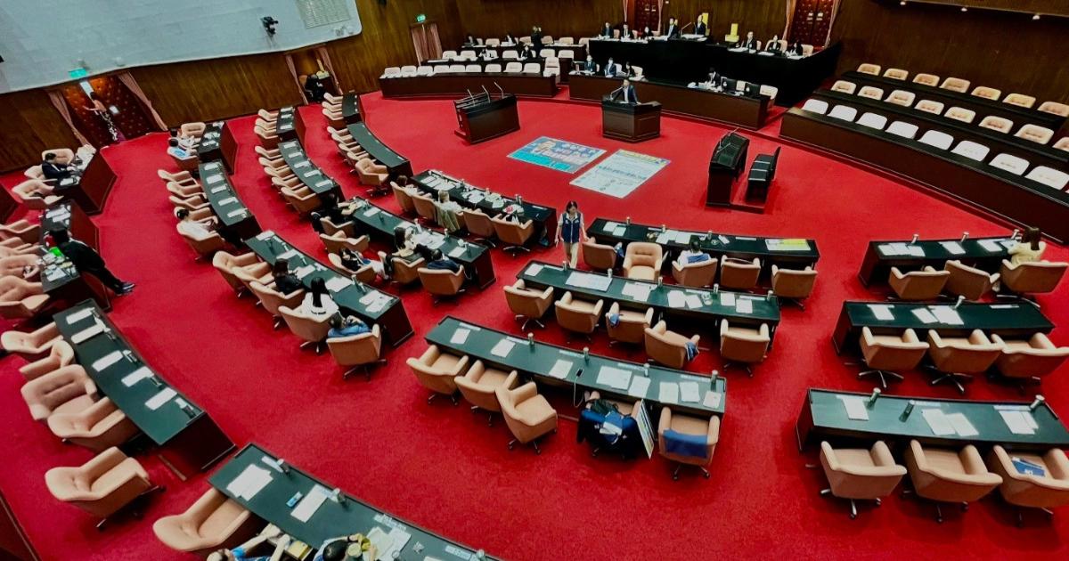 台灣立委炒股誰最賺？連任次數前30%立委報酬高，女性立委績效勝過男性輔大研究揭露立委持股績效並未穩定勝過市場，女性立委報酬較佳，政治關聯與媒體關注度對股價影響顯著。