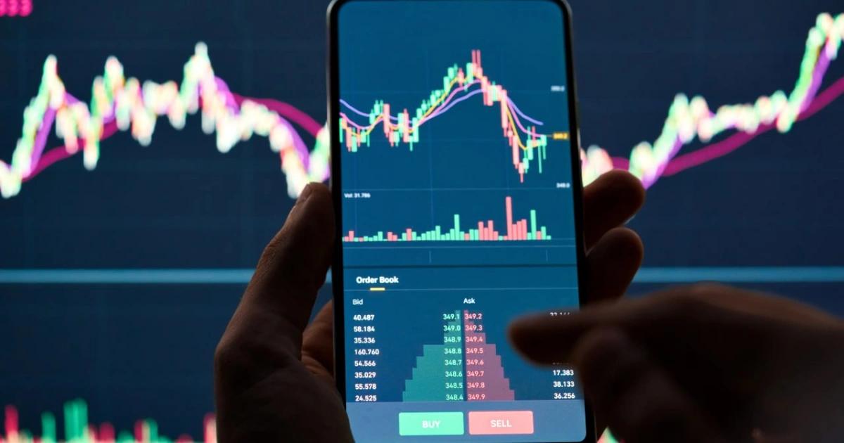 加密市場買盤疲弱！交易員Eugene：比特幣、以太幣恐摔回10萬跟3400多位知名交易員警告加密市場清算後缺乏反彈，顯示買盤力量衰竭。Eugene 點名 BTC 恐跌至 10 萬美元、ETH 至 3,400 美元，短期或迎更深回調。