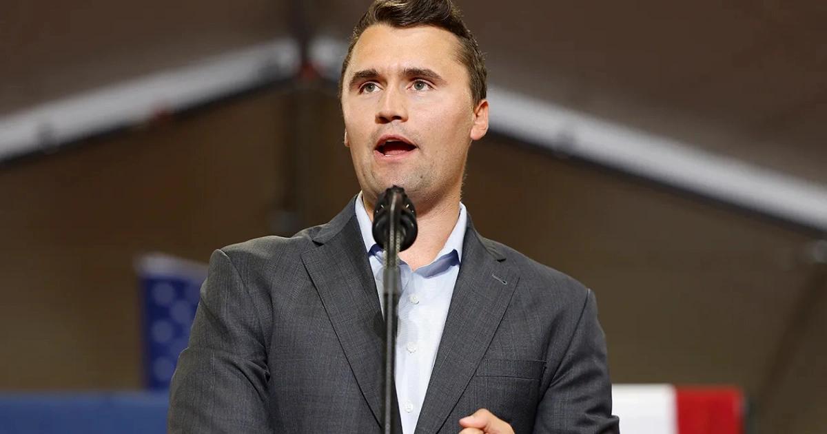 Charlie Kirk遭槍殺身亡！他是誰？兇手身份？為何是美國黑暗時刻？美國保守派領袖Charlie Kirk在大學演講時遭遠距離槍殺身亡，他是誰？川普為何稱之為「美國黑暗時刻」，下令降半旗，兇手身份又是誰？