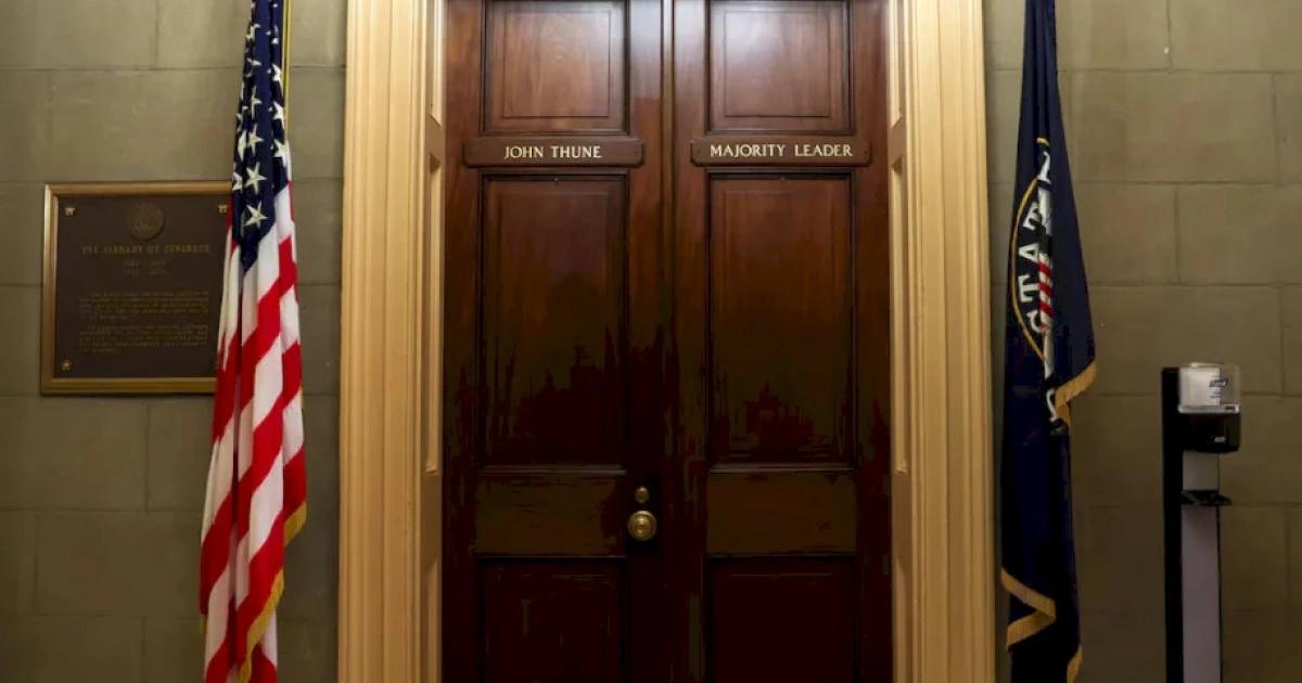 美國政府關門要結束！眾院通過撥款法案等川普簽署，比特幣反應平平美國眾議院通過臨時撥款法案，預計川普將簽署，結束 43 天的政府關門。消息傳出後比特幣價格反應平平，但預計加密監管與 ETF 審核將重回正軌。