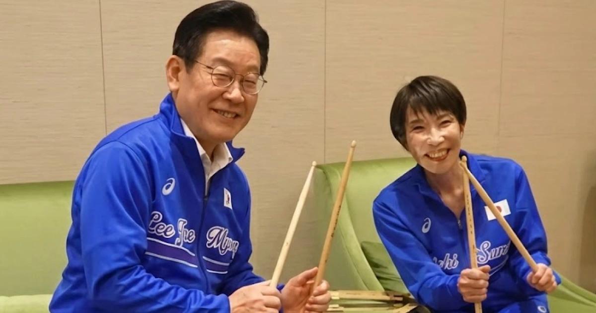 這不是AI！高市早苗、李在明打鼓合奏KPOP影片曝光，日韓領袖會晤都說了什麼近日日韓領袖會晤中，高市早苗與李在明展開「打鼓外交」，合奏 KPOP 樂曲。雙方聚焦供應鏈韌性，並在台海議題上保持外交空間。