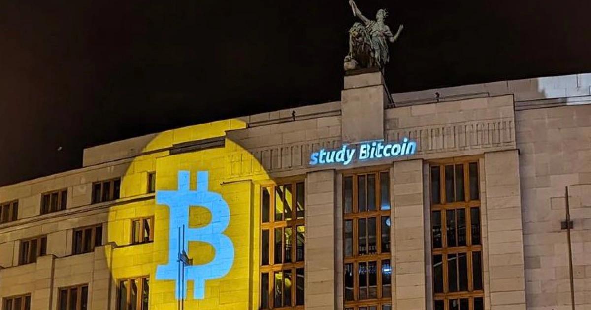 不是儲備喔！捷克央行首次買入比特幣，實驗百萬鎂加密投資組合捷克央行首次購入比特幣，建立 100 萬美元的數位資產實驗性投資組合，旨在獲取實際操作經驗、測試流程。此舉為全球首個央行直接買入比特幣，但強調非儲備資產。