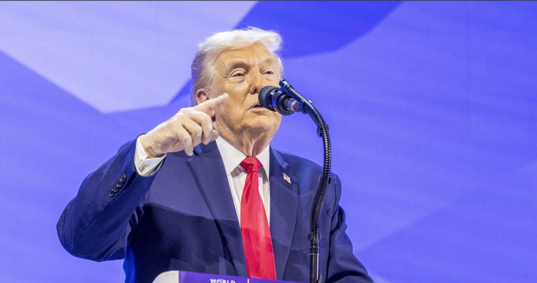 川普重申：要讓美國變成加密之都，打敗中國！這是簽天才法案的部分原因川普於達沃斯論壇重申將美國打造為加密之都以擊敗中國，並強調《GENIUS Act》法案對戰略主導的重要性。然而銀行業擔憂法案漏洞將導致 6 兆美元存款外流。