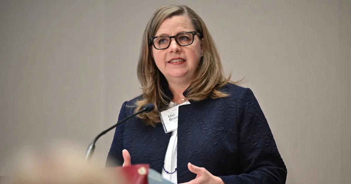 比特幣衝12.2萬逼近史高！聯準會理事高喊三次降息，市場反應迅速美國聯準會理事 Michelle Bowman 預測今年將有三次降息，此言論推動比特幣再突破12萬美元。她認為就業數據疲軟與通膨壓力減弱，為降息提供充足理由。