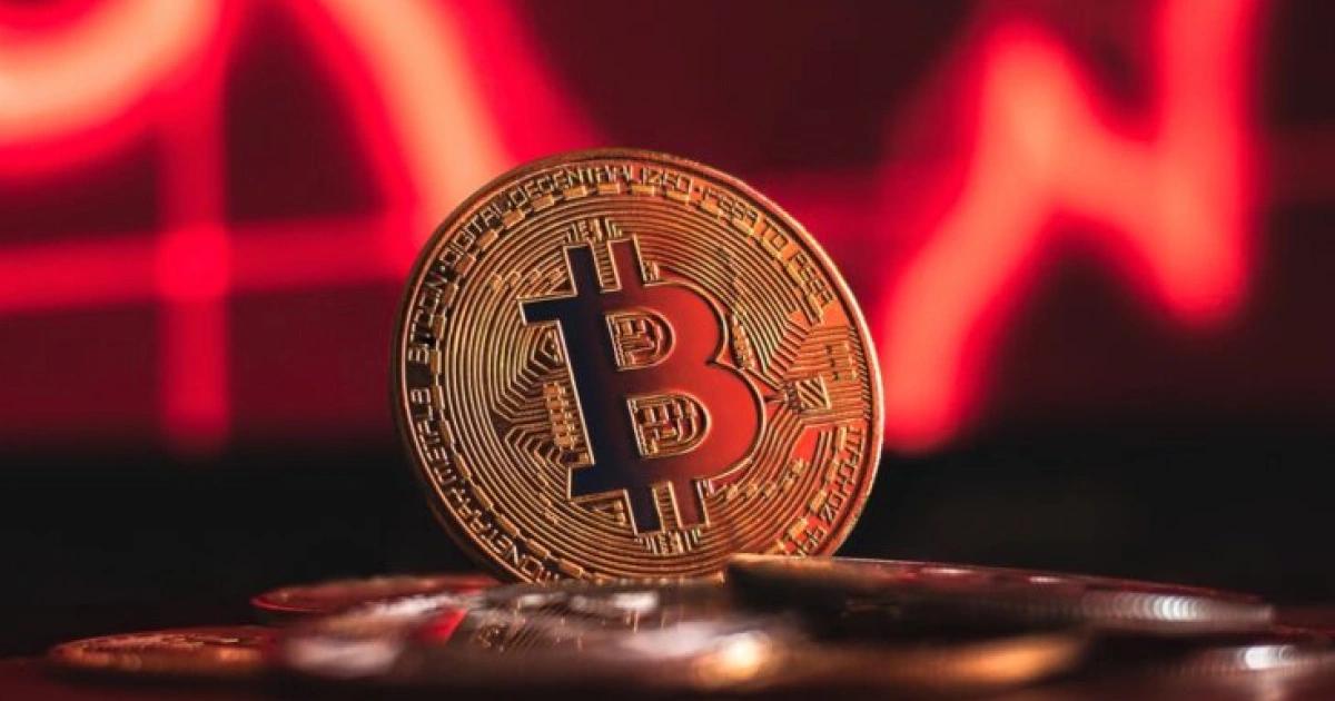 比特幣一度插針11萬！分析師：短期上漲動能燃盡，巨鯨換倉以太幣比特幣一度插針至110,680美元，全網爆倉6.65億美元。分析師認為比特幣動能耗盡，巨鯨資金轉向以太幣，以太幣有望接棒領漲。

