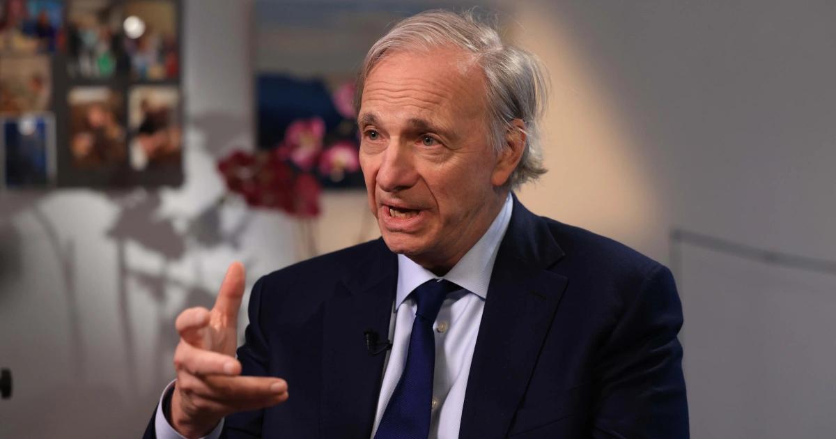 達利歐：比特幣不會成為全球儲備貨幣，可追蹤性、量子威脅是重大障礙橋水基金創辦人達利歐認為比特幣不會成為全球儲備貨幣，因其可追蹤性與量子威脅是重大障礙。他配置 1% 資產於比特幣，但更偏好黃金。