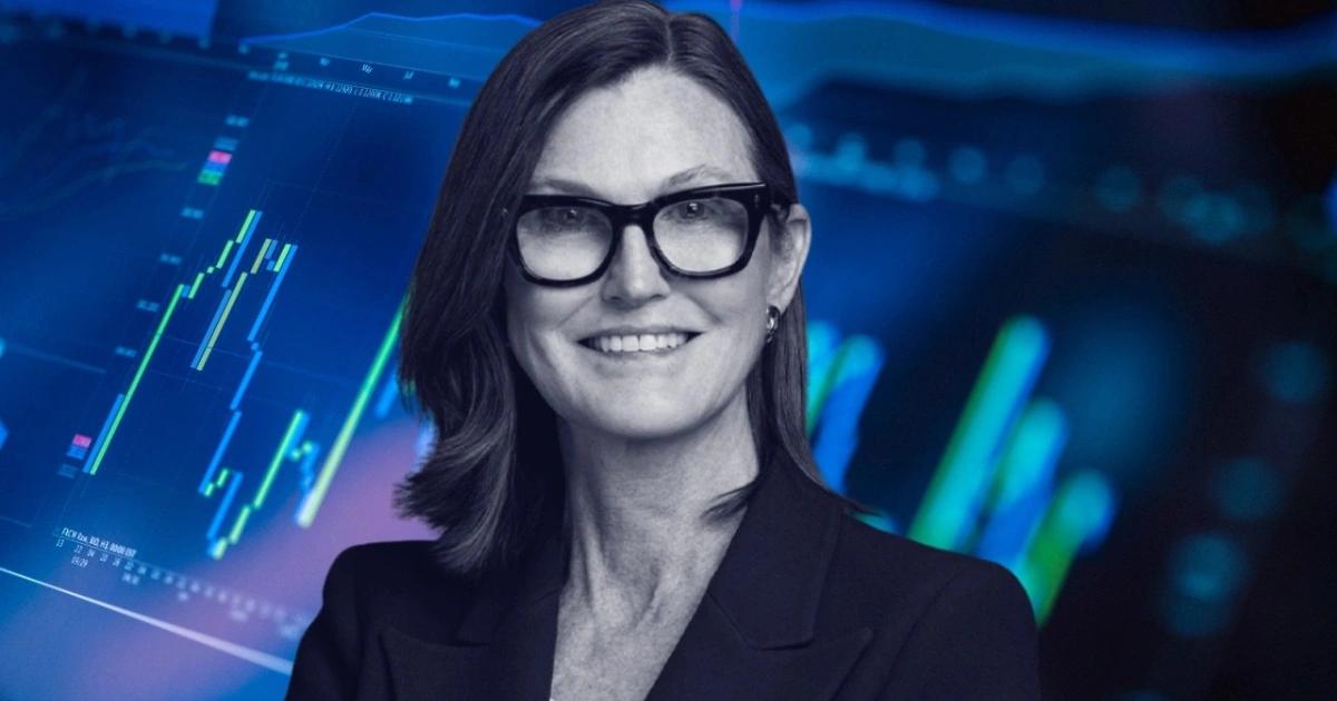 方舟女股神最新十大持股：特斯拉穩居第一，Coinbase、Roku居後方舟投資公布最新十大持股，特斯拉穩居首位並看好 5 年內股價達 2,600 美元，其次為 Roku 與 Coinbase，持續布局 AI、串流與加密領域。