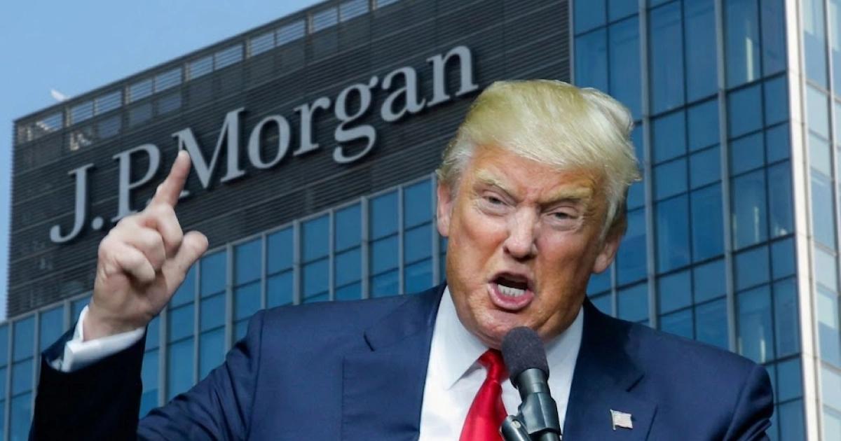 川普提告摩根大通！怒轟只因「政治風向」就亂關帳戶，求償50億美元川普起訴摩根大通並求償 50 億美元，指控銀行因政治動機無預警關閉其帳戶。摩根大通則回應此舉係基於法規風險考量，雙方針對「去銀行化」議題展開法律攻防。