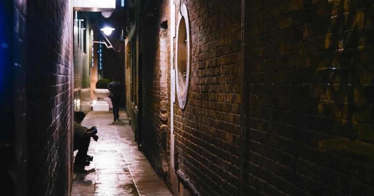 從慢慢變富到快速歸零！「大獎陷阱」是什麼？如何吞噬你的財富本篇深入剖析「大獎悖論」，揭示過度冒險與財富不均的本質關聯，並反思當代社會與加密文化如何加速這場零和遊戲對人性的剝奪與意義的侵蝕。