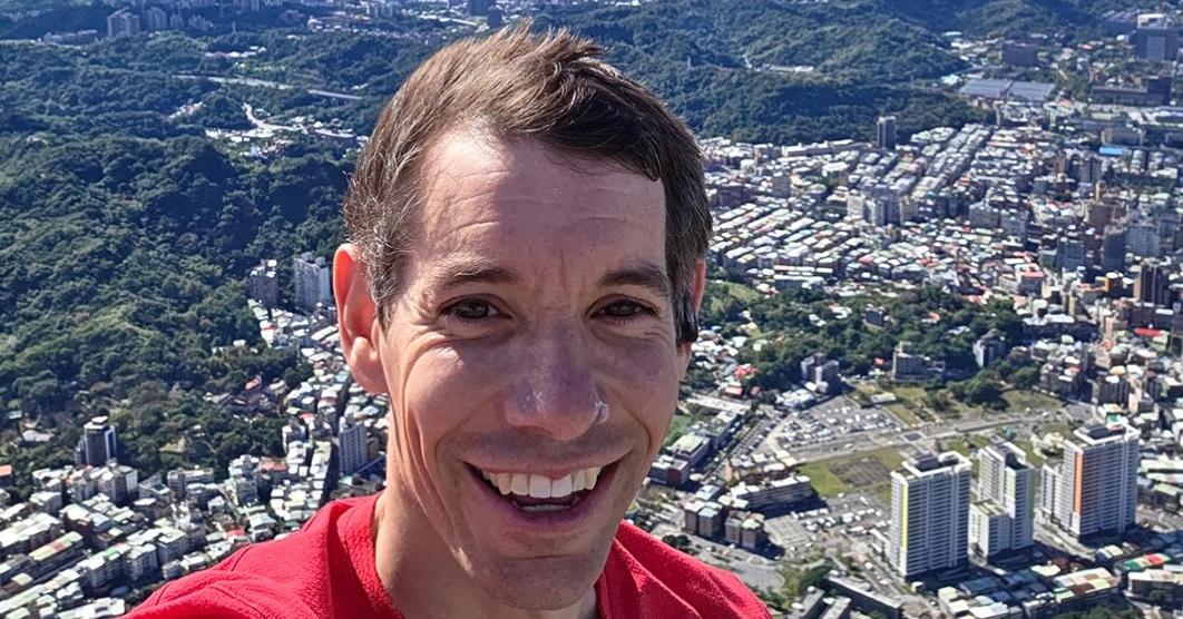 霍諾德：101大樓是家庭友善攀爬地！爬完只花91分鐘，預測市場精準命中傳奇攀岩家霍諾德耗時 91 分鐘成功徒手攀登台北 101，預測市場有數十萬美元交易命中時間。直播活動引發全球關注並展現台灣地緣特色，霍諾德還笑稱101大樓是家庭友善攀爬地點。