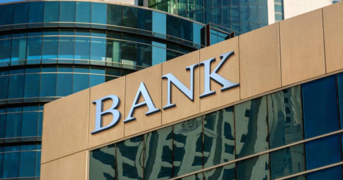 銀行打詐鎖帳引發災情！金管會主委提醒3原則：適度通報、即時調整金管會主委彭金隆呼籲銀行打詐應遵循三大原則，不要「雨天收傘」過度鎖帳，此舉旨在回應多家銀行等因防詐鎖帳引發的民怨。