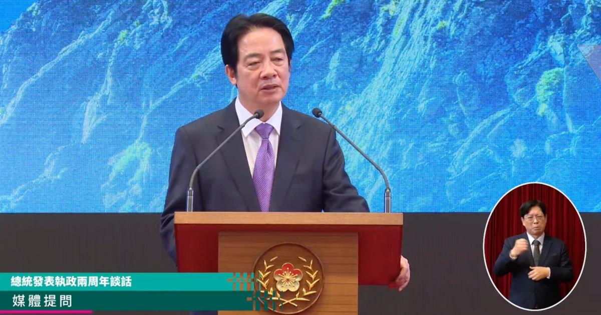 賴清德就職總統兩週年談話：拒絕九二共識！2千億預算對策台灣少子化賴總統於執政兩周年發表談話，強調捍衛國家主權及台海和平的決心。政府編列軍事預算落實國防自主，並宣布投入千億元推動中小企業轉型。