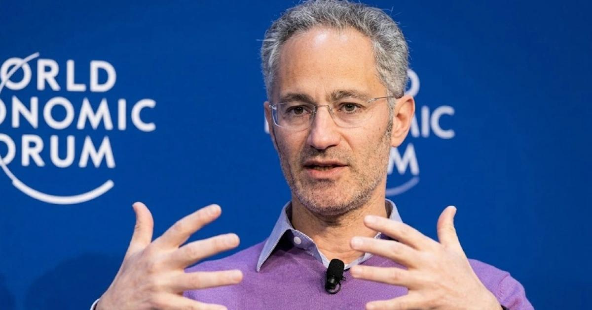 誰能在AI時代生存？大數據巨頭Palantir CEO：藍領工人和ADHD患者｜Palantir執行長指AI時代學歷無用，只有藍領技術工人與神經多樣性者能存活。微軟等高管則反駁，強調人文素養將更重要，凸顯職場求職邏輯正被重塑。