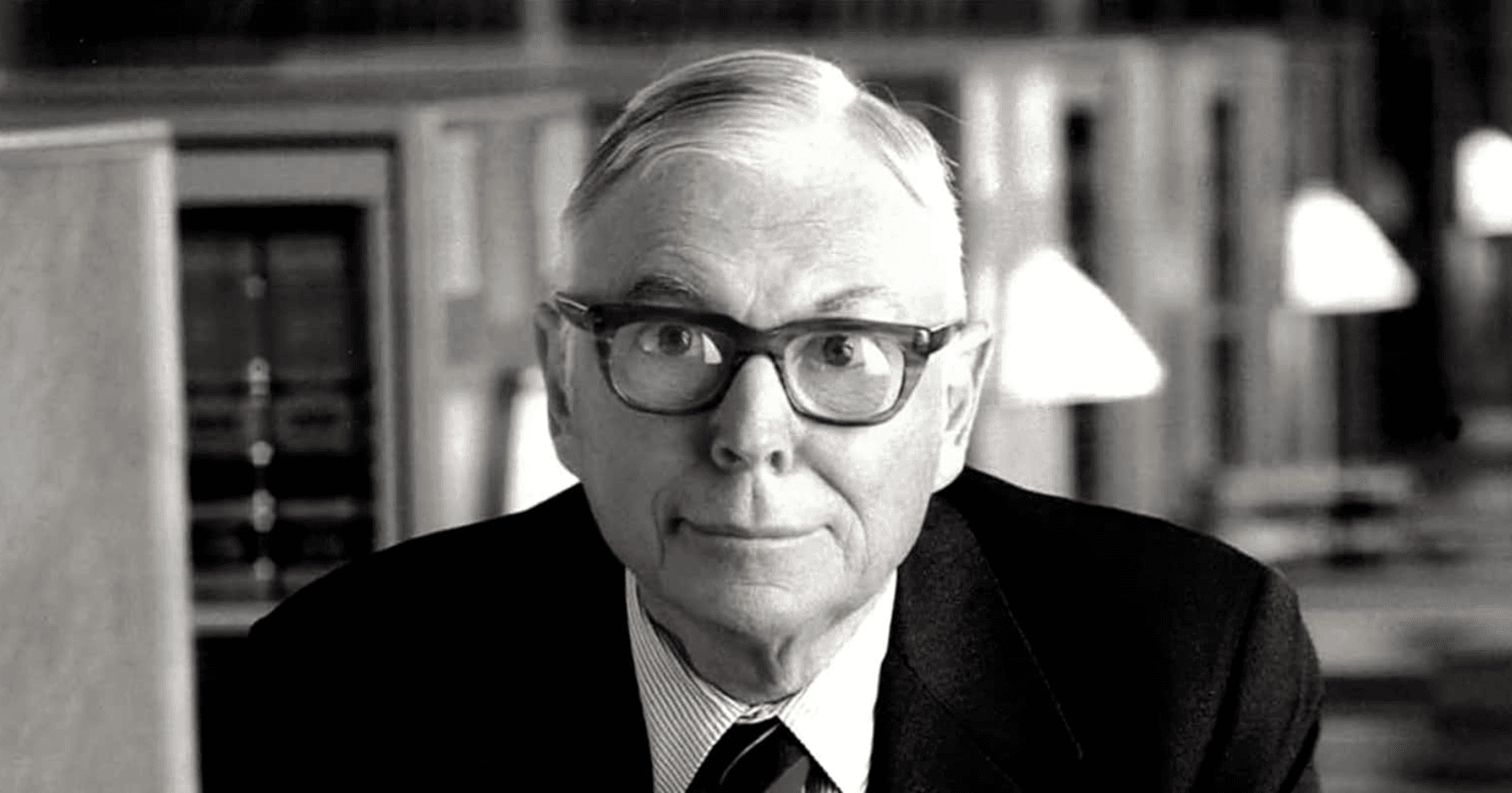 查理·蒙格，巴菲特的戰友，波克夏公司創辦人，享年99歲。他強烈反對比特幣和加密貨幣，對人工智慧也保持保守態度。他的價值投資理念和批判性思考對投資界留下深刻印象。曾罵比特幣是「毒氣彈」！巴菲特戰友查理蒙格逝世，生前曾透露「12 條投資觀點」