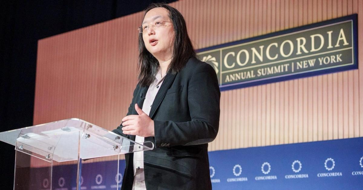 檢舉AI詐騙反被封帳？唐鳳：社群無差別打詐，我們需要數位遷徙自由前數發部長唐鳳分析，最近社群平台出現檢舉AI詐騙反遭停權事件，凸顯用戶數位足跡與人脈不屬於自己。解決之道在於「數位遷徙自由」，讓用戶有權將資料打包帶走。