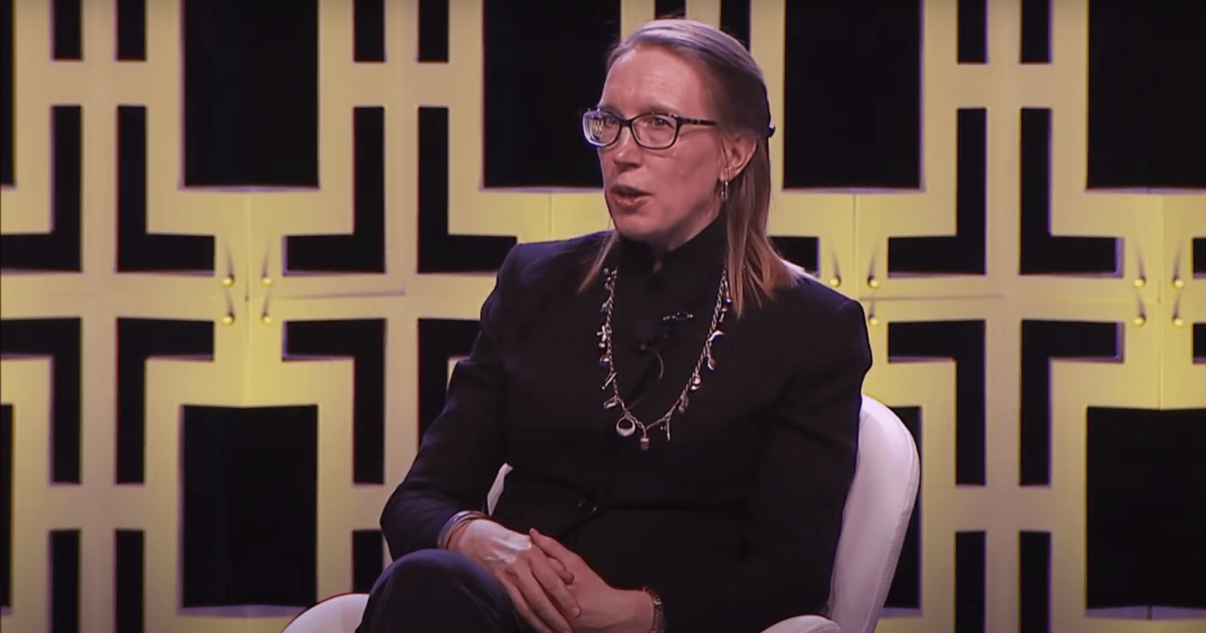 Hester Peirce 討論了 SEC 的運作方式、她對加密貨幣的支持及「安全港」提案。她認為 SEC 不應過度干預市場,應允許項目去中心化發展,並強調政府的角色應是保護而非決定人民的選擇。美國 SEC 監管方向錯誤?「加密媽媽」Hester Peirce:這六年我非常沮喪!