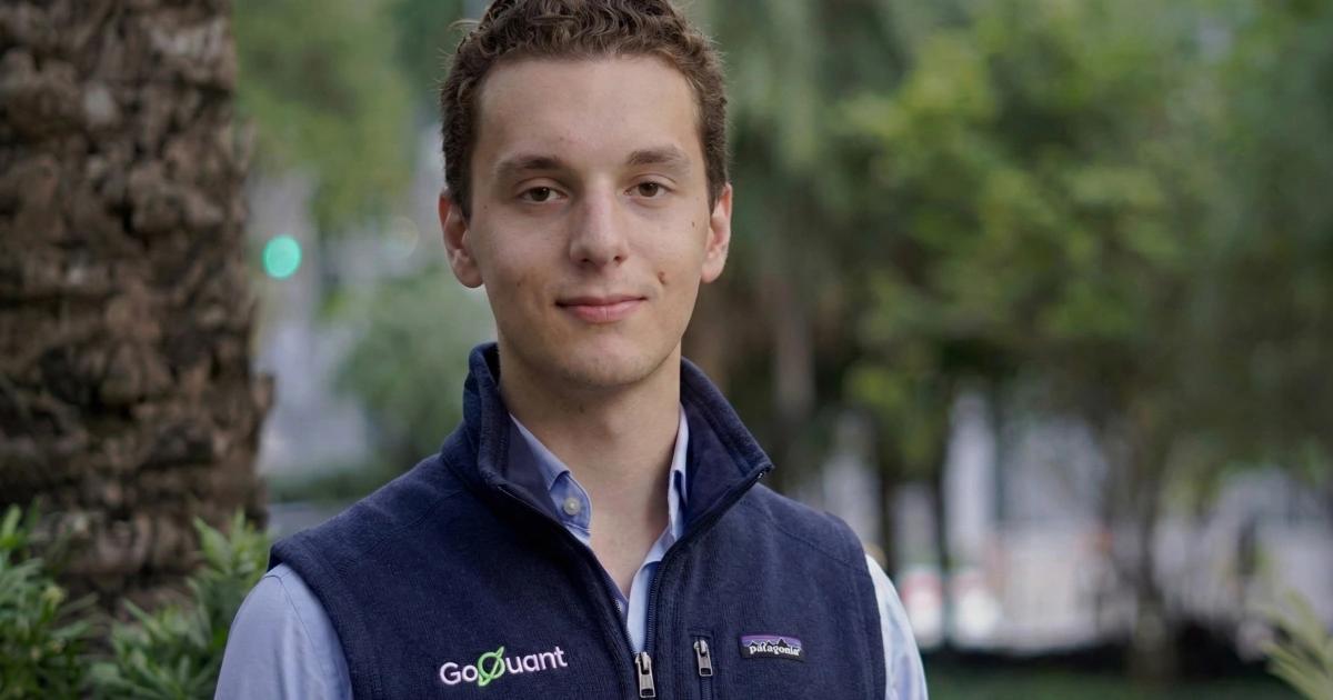 9歲炒股、15歲被銀行看上!22歲加拿大天才青年,如何打造頂級加密量化平台22 歲加拿大青年 Denis Dariotis 創辦量化交易軟體公司 GoQuant,透過量化策略與數據分析,每天處理逾 10 億美元交易。他專注於解決加密市場流動性碎片化問題。